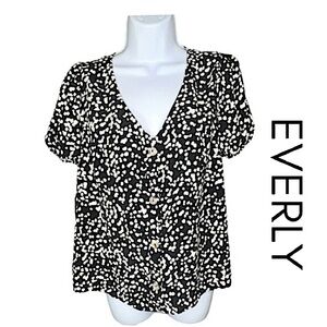 NWOT! Everly Anthropologie Black & White Print V Neck Short Sleeve Blouse Size L